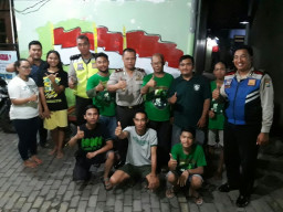 Kapolsek Sawahan Kunjungi Markas Bonek Holyghost Himbau Jaga Ketertiban dan Keamanan.