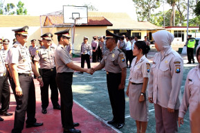 Enam Orang Anggota dan PNS Polres Bondowoso Naik Pangkat.