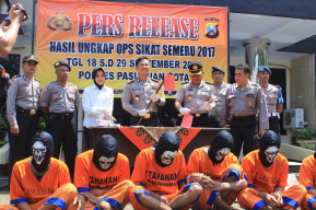 11 Tersangka Saat Operasi Sikat Semeru 2017 di Pamer kan ke Awak Media Pasuruan