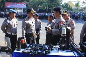 Usai Apel, Kapolres Pasuruan Cek Perlengkapan Pengamanan dan Senjata.