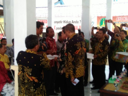 Walikota Pasuruan Serahkan Bantuan Hibah Pada Kelompok Usaha Garam.
