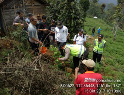 Keluarga Besar Akademi Kehutanan UWM Adakan Penanaman Pohon.