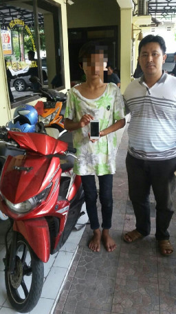 Ajak Pacarnya Rampas HP, ABG Ini Tertangkap Warga.