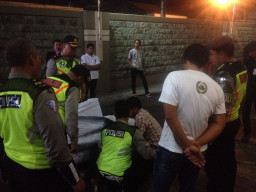 Terjun Dari Lantai 5 TP Surabaya, Pria Ini di Duga Punya Kelainan Jiwa.