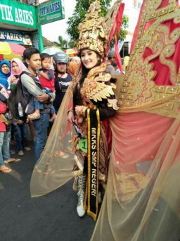 Puluhan Ribu Warga Padati Pasuruan Fashion Carnival.