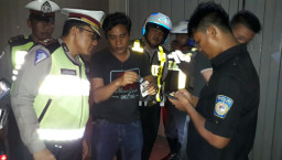 Sekat Jl. Gemblongan, Aparat Tilang 275 Kendaraan dan Amankan Narkoba. 