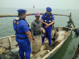 Polairud Pasuruan Awasi Alat Tangkap Ikan Nelayan.