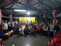 Kapolsek Sawahan Cangkrukan di RW 4 Kupang Krajan.