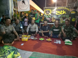 Kapolsek Sawahan Turut Santuni Anak Yatim di Unniversary 3th Bonek Kupang Krajan.