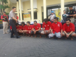 Kapolrestabes Surabaya Pamerkan 8 Pelaku Sindikat Penipuan Antar Pulau.