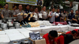 Polrestabes Surabaya Grebek Rumah Penyimpanan Jutaan Pil Koplo.