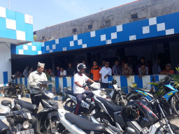 Petugas Satpas Resta Pasuruan Bergaya Pejuang.