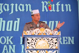 Usai Ceramah Kamtibmas, Yade Setiawan Ujung Beri 100 Kitab Kuning.