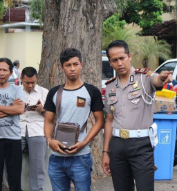 Polisi Sejak Lahir Dihadiahi SIM Gratis oleh Satpas Polres Pasuruan.