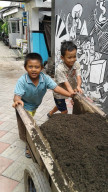 Tertanam Jiwa Gotong Royong Sejak Dini, Anak TK SD Ikut Kerja Bakti.