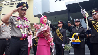 Kedatangan Kapolrestabes Surabaya di Sambut Upacara Pedang Pora.