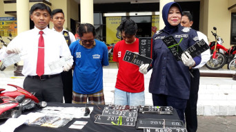 Polrestabes Surabaya, Bongkar Penadah STNK Online dan Motor Bodong.
