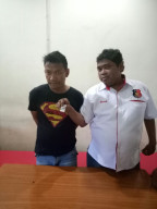 Simpan Narkoba, Andy di Gelandang ke Polsek Wonokromo.