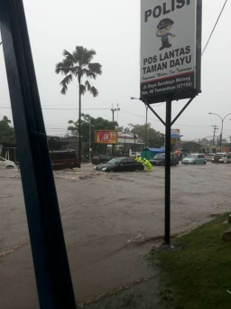 Satlantas Polres Pasuruan, Bantu Korban Banjir Taman Dayu.