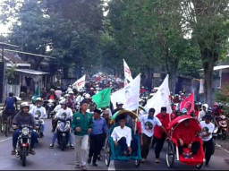 Mendaftar ke KPU, Pasangan Sabar Naik Becak.