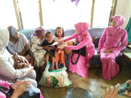 Ketua Bhayangkari Kabupaten Malang Kunjungi Nenek Aminah. 