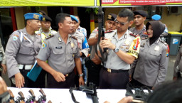 Jelang Pilkada Jatim, Wakapolres Tanjung Perak Cek Senjata Anggota.