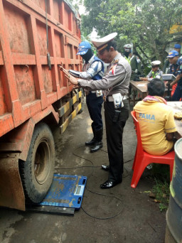 Rusak Aspal Jalan Raya, 35 Dump Truck Kelebihan Muatan di Tilang.
