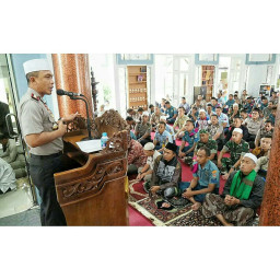 Pererat Soliditas TNI Polri, Polretabes Surabaya Sholat Jumat Bareng TNI. 
