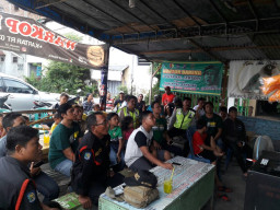 Kapolsek Sawahan Nobar Dengan Bonek Mania Pakis.