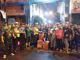 Menuju Solo, Polsek Sawahan Beri Bekal Air Kemasan dan Snack Pada Bonek Holyghost.