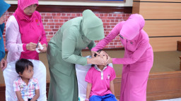 Kompak, Ibu Bhayangkari dan Persit Beri Layanan Vaksinasi Difteri
