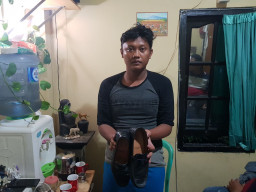 Butuh Uang, Arek Jombang Curi Sepatu di Masjid.