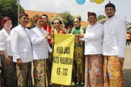 Peringatan HUT Kota Pasuruan, Para Pejabat Jalan Kaki Menuju Pendopo Surga Surgi.