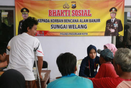 Polres Kota dan Kabupaten Pasuruan Bantu Korban Banjir.