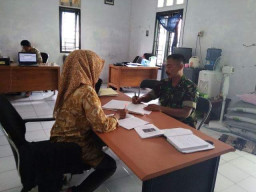 Babinsa Karangketug Gelar Komsos TNI Manunggal Dengan Rakyat.