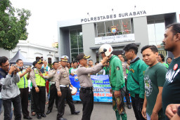 Adakan Safety Riding, Polrestabes Surabaya Gunakan Bonek Sebagai Ikon.