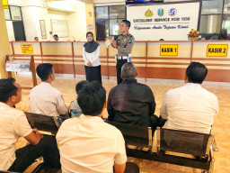 Iptu Yudhi Sosialisasi Penghapusan PNBP Pengesahan di Samsat Pasuruan.