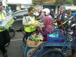 Operasi Keselamatan Semeru 2018, Polsek Simokerto Bagikan Teh Gelas Gratis.