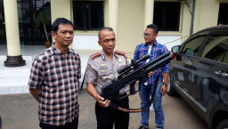 Kapolrestabes Surabaya, Pamerkan Senjata Yang di Pakai Nembak Mobil Pejabat Pemkot.