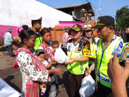 Polsek Simokerto, Bagikan 150 Paket Sembako Pada Pemulung.