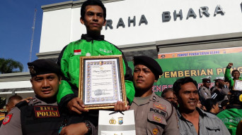 3 Pengemudi Ojek Online Dapat Penghargaan Kapolrestabes Surabaya.