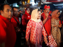 Puti Guntur, Disambut Ribuan Warga Saat Hadiri Bazar Djadoel Kota Blitar.