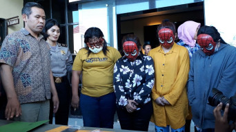 Tawarkan Layanan Seks, Germo Jawa Tengah Tertangkap di Surabaya.