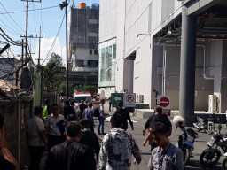Pria Berbaju Batik, Tewas Terjatuh Di Tunjungan Plaza. 