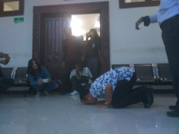 Diputus Bebas, Fariantono Kades Prambangan Gemakan Takbir di Pengadilan