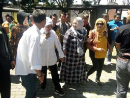 Kofifah Kampanye di Pasar Mebel Pasuruan.