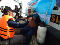 Polairud Bersama Urkes Polres Pasuruan, Beri Pengobatan Pada Nelayan di Lautan.