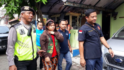 Pembunuh Suami Karena Cemburu, Sempat Pingsan Saat di Rekontruksi.
