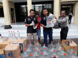 Jual Miras Oplosan, Kakak Beradik Ini Ditangkap.