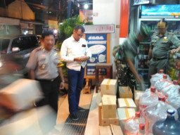 Diperintahkan Atasan Tindak Miras, Kapolsek Sawahan Ajak 3 Pilar Razia di Jarak. 